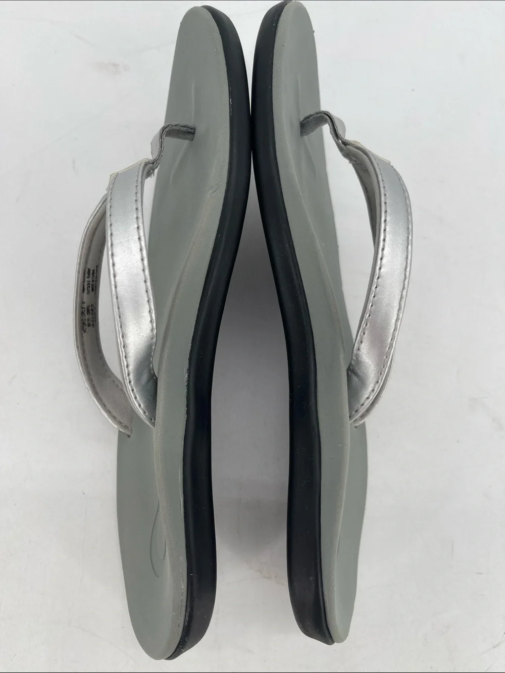 OluKai Women’s Silver and Gray Flip Flop Sandals Size 6.5